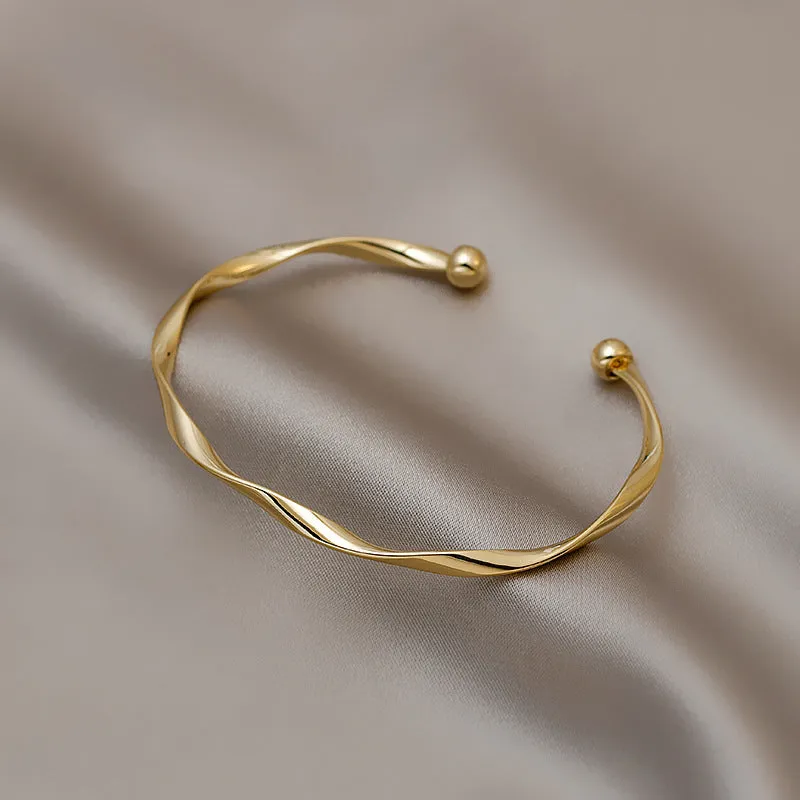 Minimalist Twist Gold-tone Alloy Bracelet